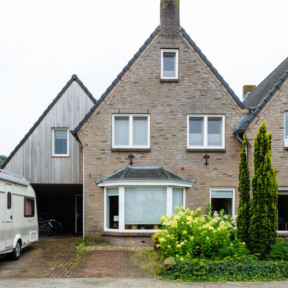 Voorgevel van een elegante woning in Oldenzaal met kunststof kozijnen in RAL 9010