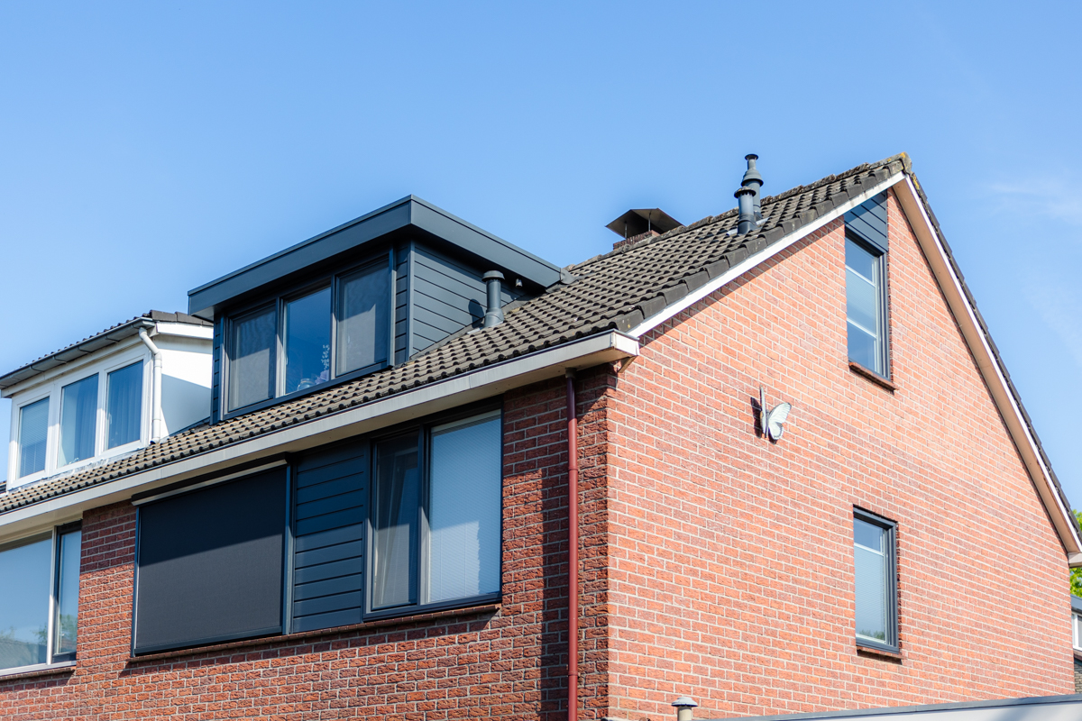 Dakkapel met kunststof kozijnen en Keralit bij een woning in Oldenzaal