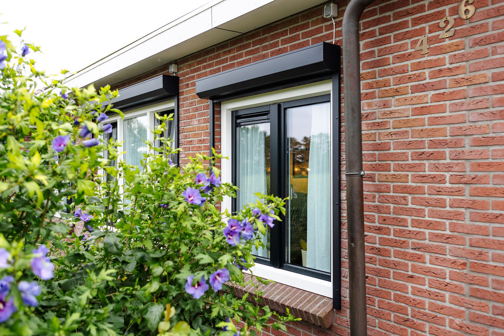 Moderne witte draaikiep kunststof kozijn met groene draaidelen in Enschede
