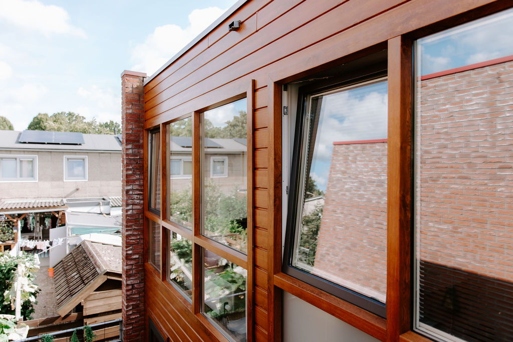 Eerste verdieping van een woning in Amersfoort met strakke kunststof kozijnen, een groot vast raam en een draaikiepraam voor extra ventilatie.