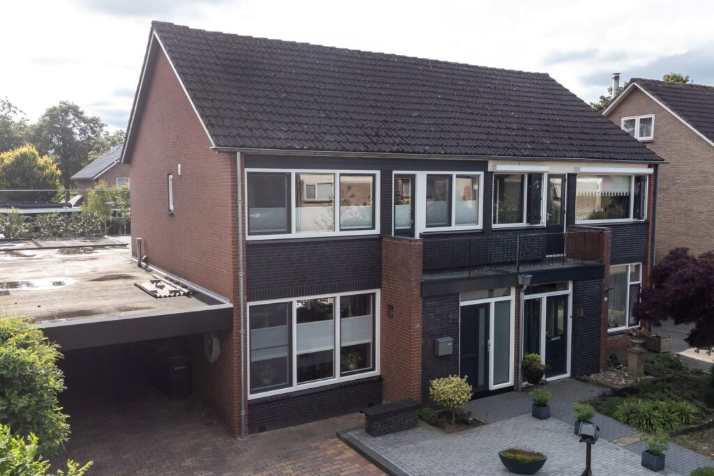 Voorgevel van een woning in Weerselo met nieuwe kunststof kozijnen