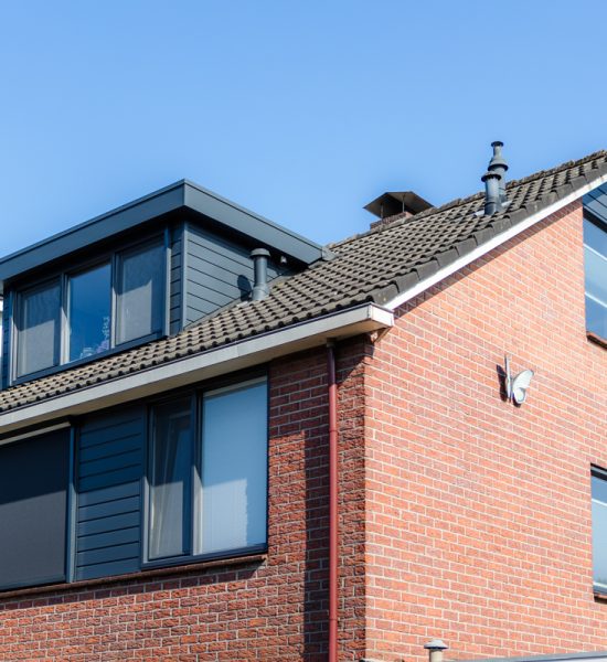 Dakkapel met kunststof kozijnen en Keralit bij een woning in Oldenzaal