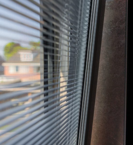 Detail van een kozijn met screenline bij een woning in Oldenzaal