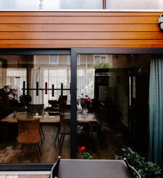 Moderne kunststof schuifpui die de binnen- en buitenruimte van een woning in Amersfoort naadloos verbindt.