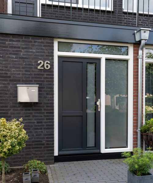 Voordeur met melkglas bij een woning in Weerselo