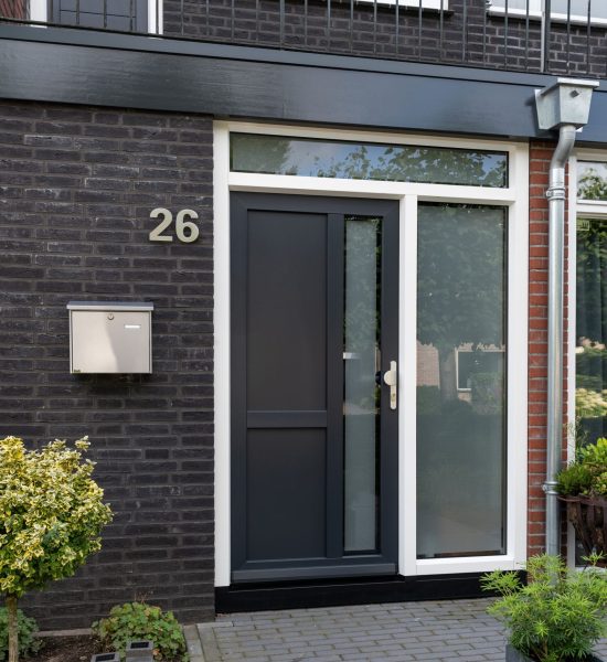 Voordeur met melkglas bij een woning in Weerselo